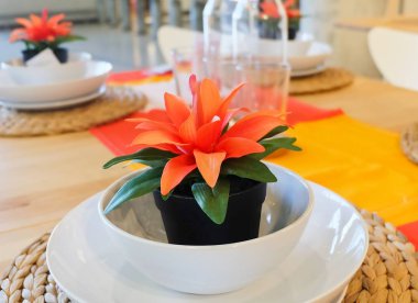 Ev ve bina dekorasyon için güzel yapay bitki saksı içinde portakal çiçeği ile yakından.