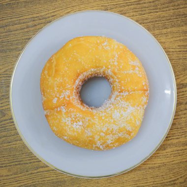 Yemek ve ekmek, şeker Toppings ahşap tablo ile lezzetli taze ve tatlı çörek üstten görünüm.