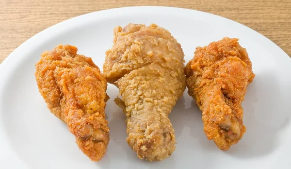 Cocina Comida Plato Pequeñas Grandes Alitas Pollo Frito Crujiente Mesa — Foto de Stock