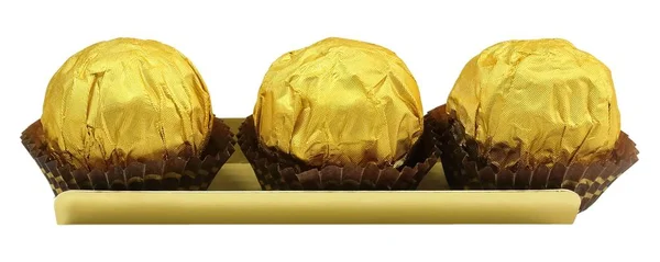 甜的食物 三圆巧克力糖果球或巧克力糖果在金黄包装被隔绝在白色背景上 — 图库照片