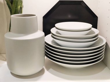 Mutfak malzemesi, beyaz porselen tabak, kase ve hizmet sıcak ve soğuk yiyecek hazırlama plakaları topluluğu.