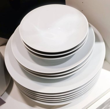 Mutfak malzemesi, beyaz porselen tabak, kase ve hizmet sıcak ve soğuk yiyecek hazırlama plakaları topluluğu.