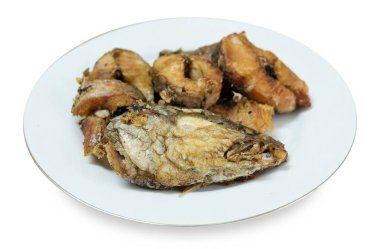 Geleneksel Delicuous Deep Fried yılanbaşı balık beyaz tabakta yüksek Protein, B12 vitamini, niasin veya B3 ve Omega-3, temel besin yaşam için çizgili.