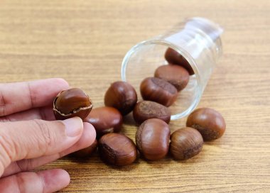 Gıda ve yemekleri, lezzetli kavrulmuş kestane tutan el. Yüksek C vitamini ve piridoksin, folat, Riboflavin, tiamin Vitamin B.