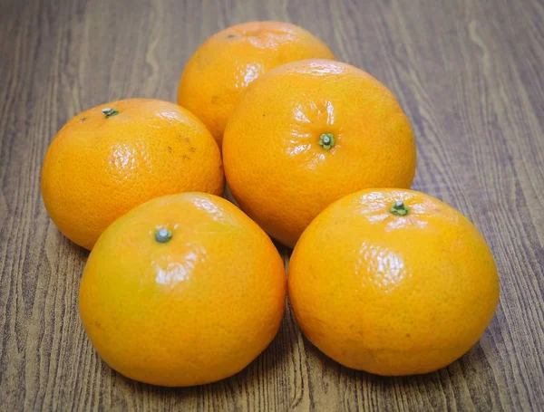 木製のテーブル オレンジの新鮮な熟した甘くてオレンジは柑橘類の種のフルーツ — ストック写真