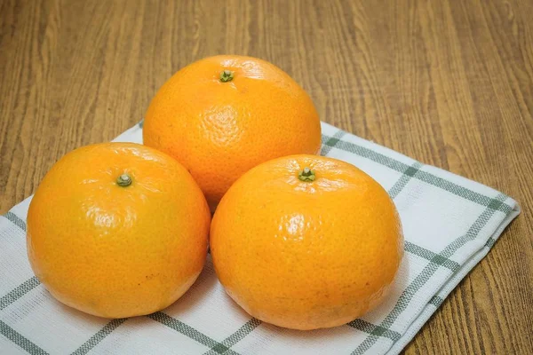 Tres Naranjas Frescas Maduras Dulces Sobre Una Mesa Madera Naranja —  Fotos de Stock