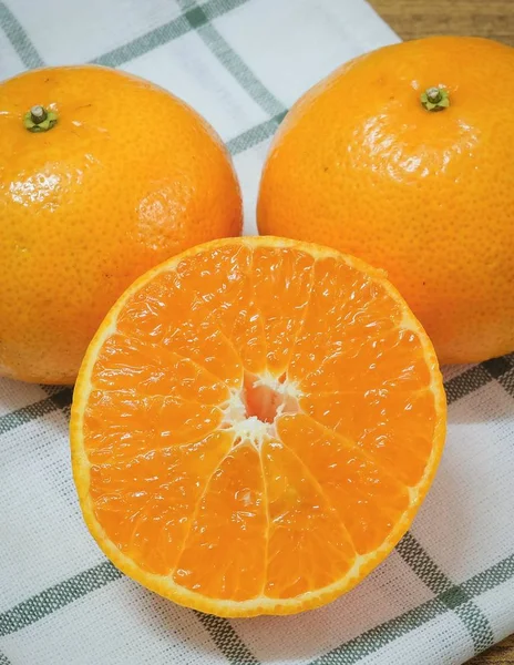 Naranjas Frescas Maduras Enteras Sección Transversal Sobre Una Mesa Madera —  Fotos de Stock