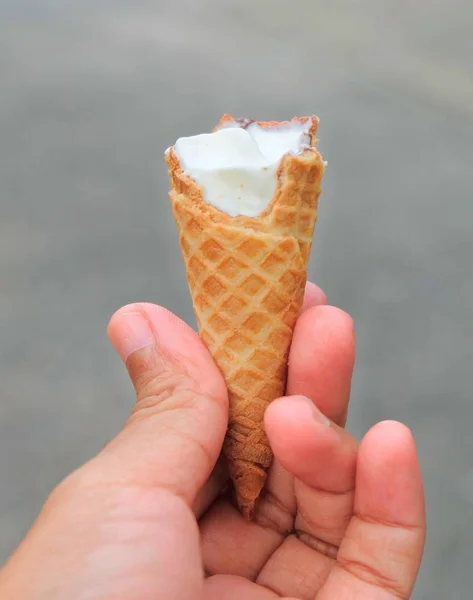 Mão Segurando Sorvete Baunilha Com Chocolate Cone Waffle — Fotografia de Stock