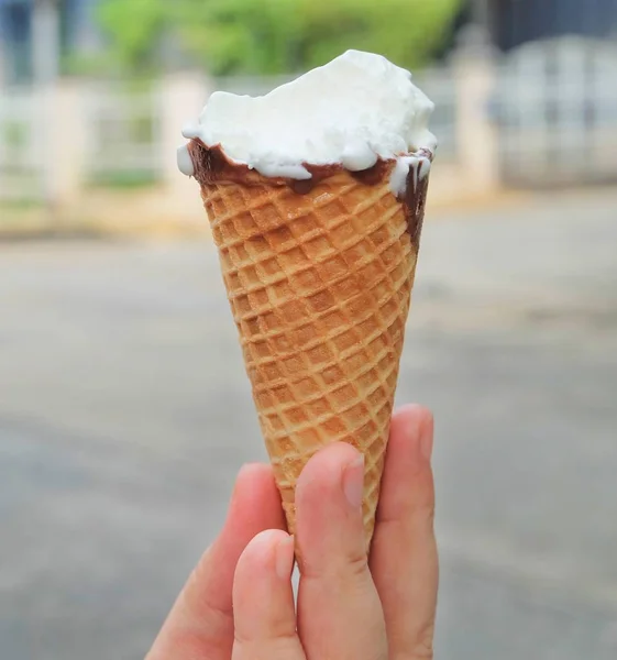 Рука Ванильным Мороженым Шоколадом Орехом Вафельной Коробке — стоковое фото