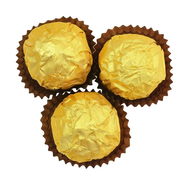 甜食物 三圆巧克力糖果球或巧克力糖果在白色背景下的金色包装上的最高视图 — 图库照片