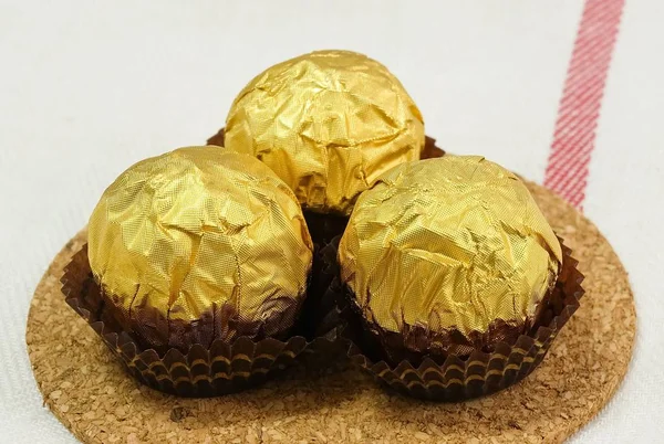 甘い食べ物 つの丸いチョコレート キャンディー ボールまたは黄金のラッパーのチョコレート ボンボン — ストック写真