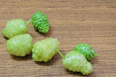 Sebze ve ot, taze Noni, Morinda Citrifolia, Büyük Morinda, Hint dut veya peynir meyve polisakkarit, Vitamin A, C ve kalsiyum ile. Yaşam için gerekli besin.