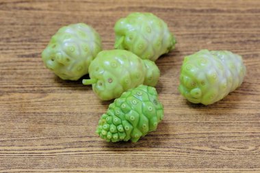 Sebze ve ot, taze Noni, Morinda Citrifolia, büyük Morinda, Hint dut, Beach dut veya peynir meyve polisakkarit, Vitamin A, C ve kalsiyum ile. Yaşam için gerekli besin.