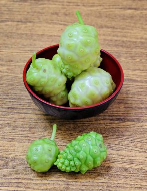 Sebze ve ot, taze Noni, Morinda Citrifolia, büyük Morinda, Hint dut, Beach dut veya peynir meyve polisakkarit, Vitamin A, C ve kalsiyum ile. Yaşam için gerekli besin.