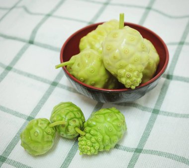 Sebze ve ot, taze Noni, Morinda Citrifolia, büyük Morinda, Hint dut, Beach dut veya peynir meyve polisakkarit, Vitamin A, C ve kalsiyum ile. Yaşam için gerekli besin.