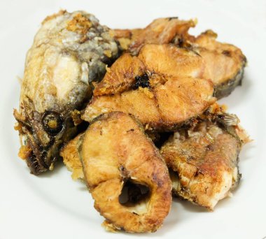 Geleneksel Delicuous Deep Fried yılanbaşı balık beyaz tabakta yüksek Protein, B12 vitamini, niasin veya B3 ve Omega-3, temel besin yaşam için çizgili.
