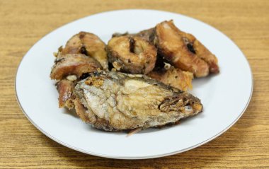 Geleneksel Delicuous Deep Fried yılanbaşı balık beyaz tabakta yüksek Protein, B12 vitamini, niasin veya B3 ve Omega-3, temel besin yaşam için çizgili.