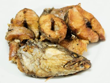 Geleneksel Delicuous Deep Fried yılanbaşı balık beyaz tabakta yüksek Protein, B12 vitamini, niasin veya B3 ve Omega-3, temel besin yaşam için çizgili.