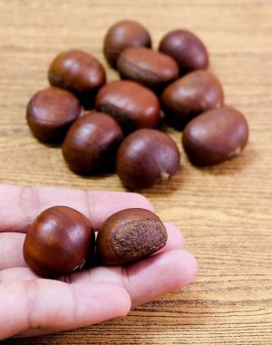 Gıda ve yemekleri, lezzetli kavrulmuş kestane tutan el. Yüksek C vitamini ve piridoksin, folat, Riboflavin, tiamin Vitamin B.