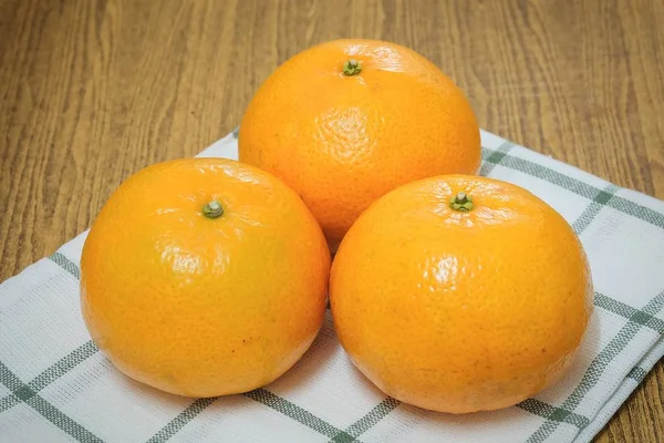 Tres Naranjas Frescas Maduras Dulces Sobre Una Mesa Madera Naranja —  Fotos de Stock