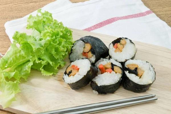 Masakan Jepang Veggie Sushi Rolls Atau Vegetable Maki Dengan Sumpit — Stok Foto