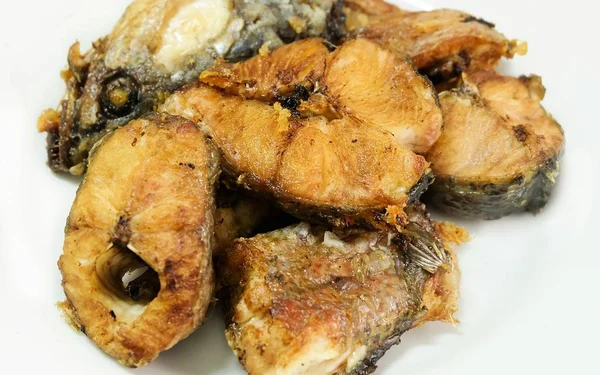 Traditionele Delicuous Deep Fried Gestreepte Snakehead Vis Een Witte Plaat — Stockfoto