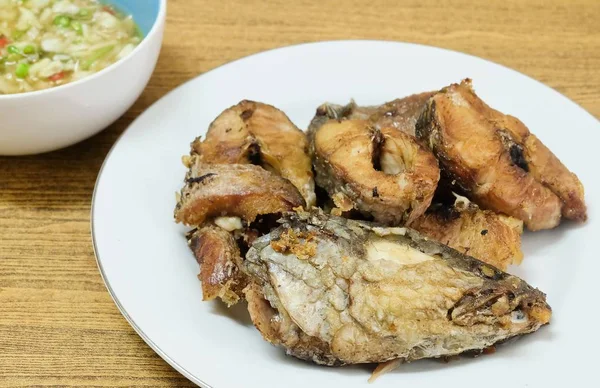 Geleneksel Delicuous Deep Fried yılanbaşı balık baharatlı, tuzlu ve ekşi sos, yüksek Protein, B12 vitamini, niasin veya B3 ve Omega-3, temel besin ile ömür boyu servis beyaz bir plaka üzerinde çizgili.