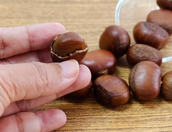 Gıda ve yemekleri, lezzetli kavrulmuş kestane tutan el. Yüksek C vitamini ve piridoksin, folat, Riboflavin, tiamin Vitamin B.