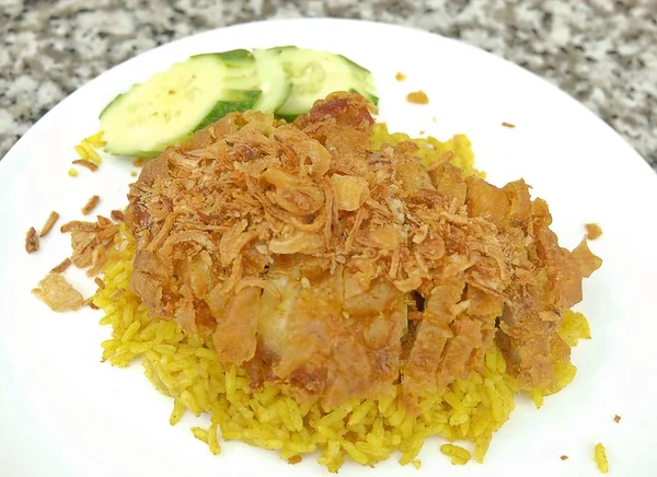 Mutfağı ve yemek, tavuk Biryani veya Basmati pilav tavuk ve baharat ile terbiyeli. Biri en popüler tabakta Wolrd.