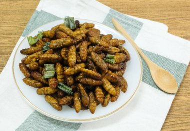 Mutfak ve gıda, Tay geleneksel derin kızarmış Marine Hindistan cevizi solucanlar otlar üzerinde beyaz bir çanak ile. Bir Tayland en popüler sokak gıda.