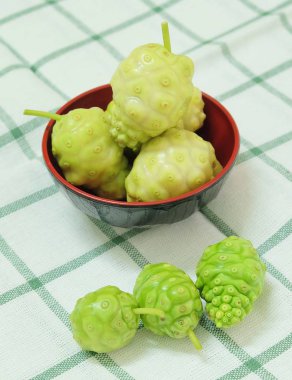 Sebze ve ot, taze olgun Noni, Morinda Citrifolia, Büyük Morinda, Hint dut, Beach dut veya peynir meyve polisakkarit, Vitamin A, C ve kalsiyum ile. Yaşam için gerekli besin.