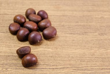 Gıda ve mutfağı, geleneksel kavrulmuş kestane kopya alanı metin süslemesi için ahşap tablo. Yüksek C vitamini ve piridoksin, folat, Riboflavin, tiamin Vitamin B.