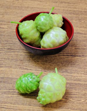 Sebze ve ot, taze Noni, Morinda Citrifolia, büyük Morinda, Hint dut, Beach dut veya peynir meyve polisakkarit, Vitamin A, C ve kalsiyum ile. Yaşam için gerekli besin.