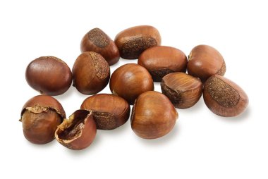 Gıda ve mutfağı, geleneksel kavrulmuş kestane beyaz arka plan üzerinde izole. Yüksek C vitamini ve piridoksin, folat, Riboflavin, tiamin Vitamin B.
