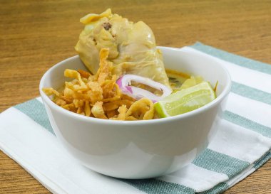 Tayland Mutfağı ve Yemekleri, Khao Soi Gai veya Geleneksel Kuzey Tarzı Körili ve Hindistancevizi Sütlü Erişte Çorbası.