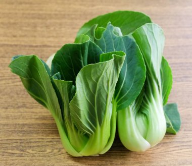 Sebze, lezzetli taze yeşil Bok Choy, Pok Choi veya ahşap tablosundaki Pak Choi.
