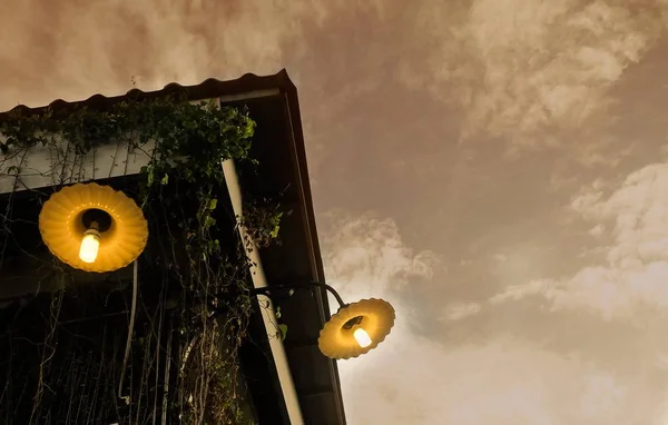 夕焼け空 装飾および雰囲気のための周囲の空間を照らすために使用に対して屋根の上の装飾的なビンテージ ランプ — ストック写真