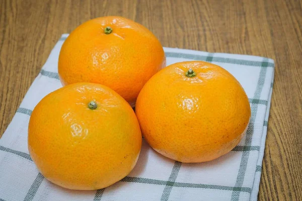 Три Свежих Спелых Сладких Апельсинов Деревянном Столе Апельсин Является Фруктом — стоковое фото