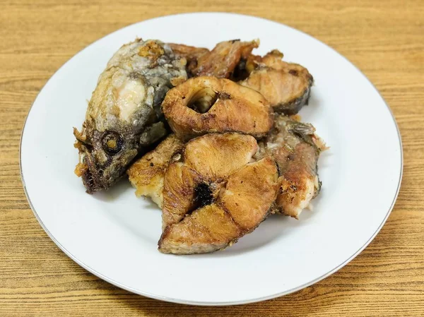 Poisson Serpent Rayé Frit Délicat Traditionnel Sur Une Assiette Blanche — Photo