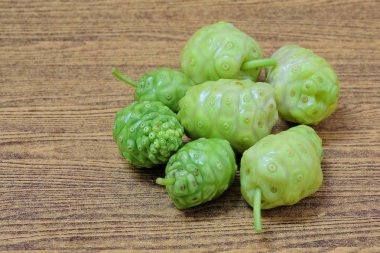 Sebze ve ot, taze Noni, Morinda Citrifolia, büyük Morinda, Hint dut, Beach dut veya peynir meyve polisakkarit, Vitamin A, C ve kalsiyum ile. Yaşam için gerekli besin.