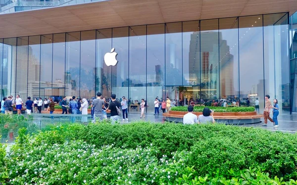 Bangkok, Tayland-Kasım 12, 2018: Bangkok Riverside, Apple Store, simge Siam mağaza Magnolias Waterfront konut Condominium ile.