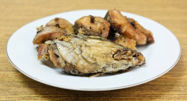 Geleneksel Delicuous Deep Fried yılanbaşı balık beyaz tabakta yüksek Protein, B12 vitamini, niasin veya B3 ve Omega-3, temel besin yaşam için çizgili.