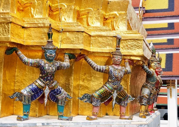 Demon Guardian Giant Statues Stand Pagoda Liftting Golden Pagoda Wat — 스톡 사진