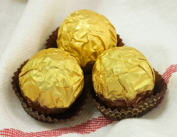Comida Doce Três Bolas Chocolate Redondas Bombons Chocolate Envoltório Dourado — Fotografia de Stock