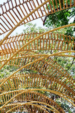 Bir bina boyunca yürüyüş yolu üzerinde bambu Arch