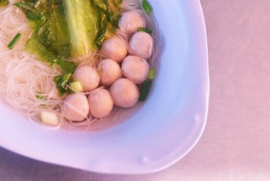 Balık topları ile pirinç Vermicelli Noodles kase