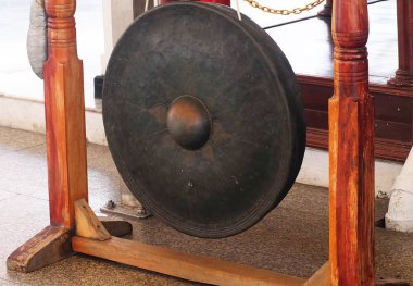 Bir tapınak Bar üzerinde Iron Gong