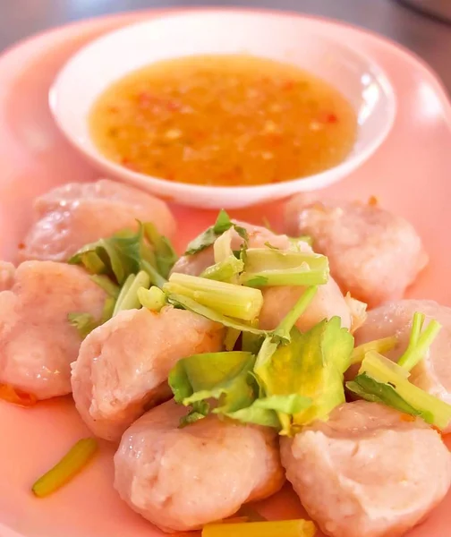 Bolas de carne de peixe com molho picante e azedo — Fotografia de Stock