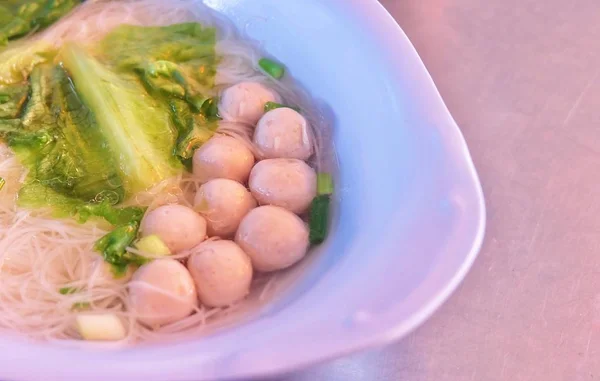 Cuenco de fideos Vermicelli de arroz con bolas de pescado —  Fotos de Stock