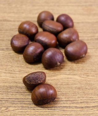 Ahşap Masada Lezzetli Kavrulmuş Kestaneler